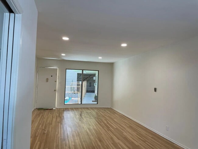 Building Photo - Live in comfort and style in this bright and spacious 1-bedroom unit located in the heart of Stud...
