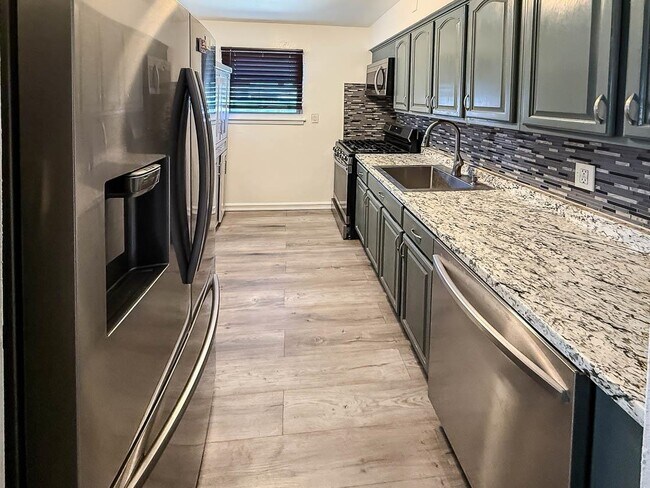 Building Photo - 8 West Side Ave