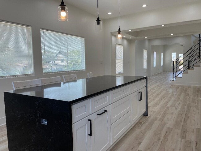 Building Photo - 201 E 37th St