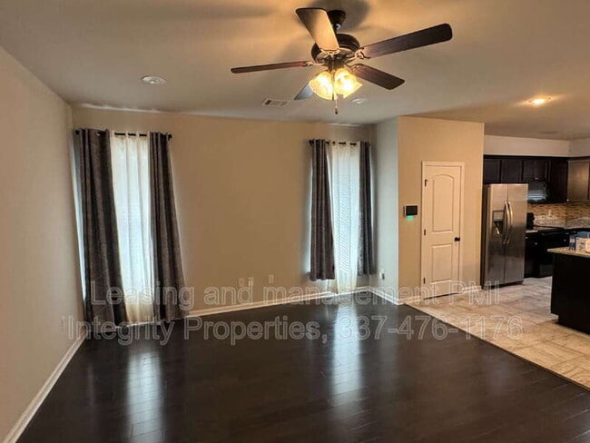 Photo - 406 Gray Birch Lp