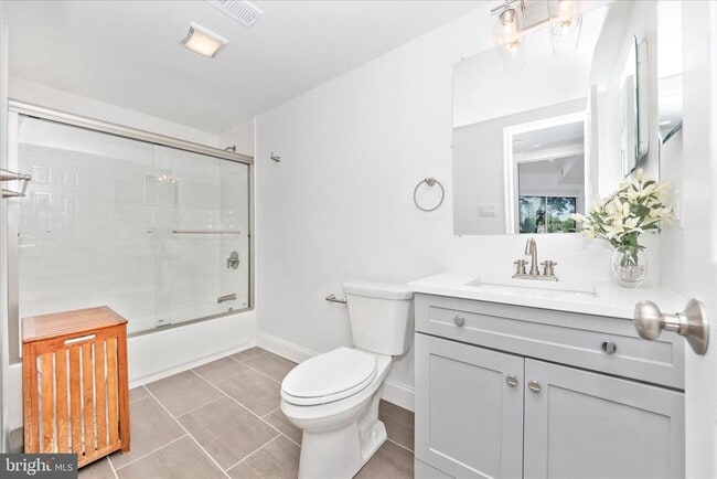 Photo - 5 President Point Dr Unit A1