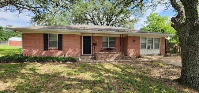 Photo - 1209 Haines Dr House