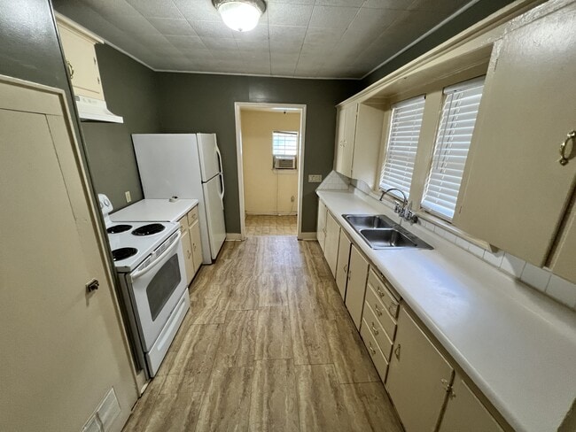 Photo - 827 E Main St