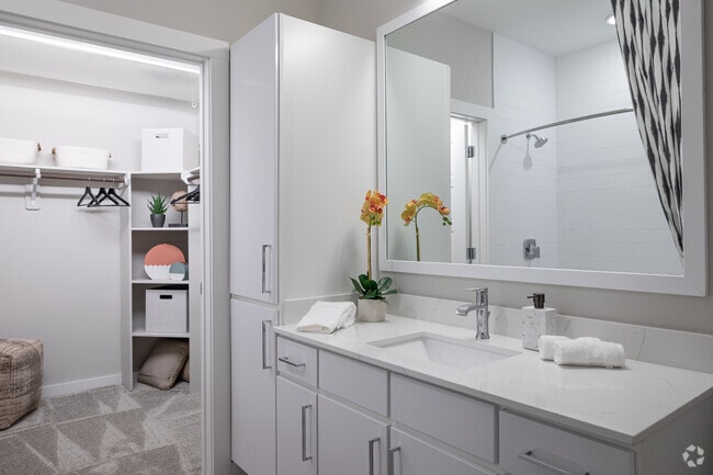 2BR, 2BA - 987SF
