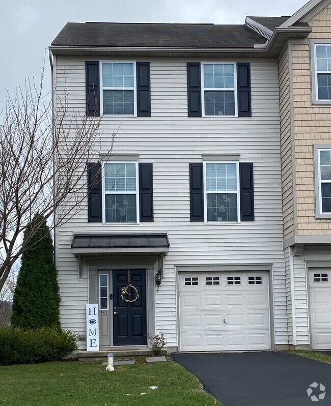 Building Photo - Three Bedroom Townhome