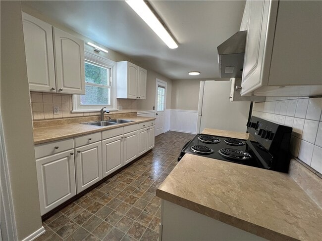 Photo - 1165 Whitney Road East