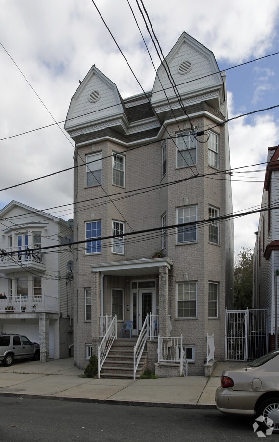Photo - 226 Linden Ave Apartments