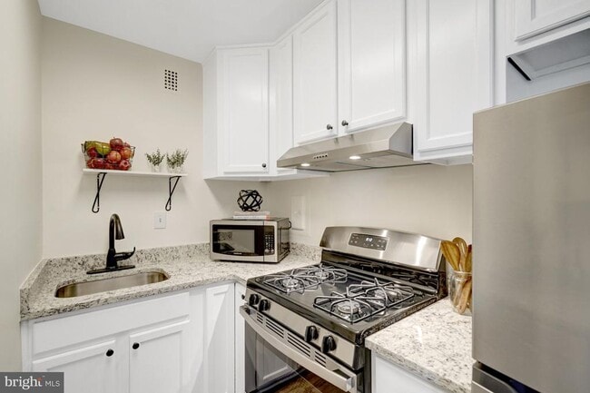 Building Photo - 5340 Holmes Run Pkwy Unit 516