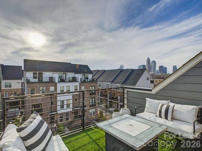 Building Photo - 11015 Stetler St