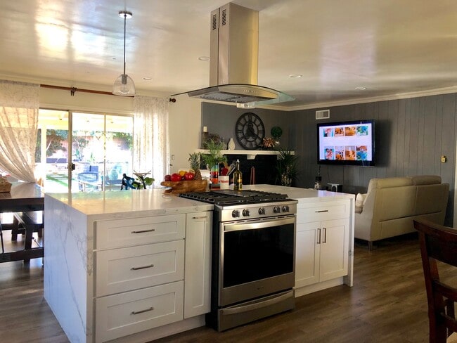 Photo - 9333 Swinton Ave