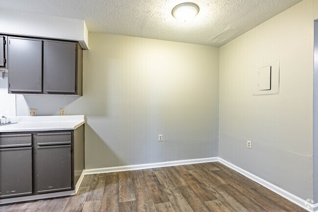 2BR, 1.5BA - 1000SF - Dining Room - Oak Tree Farms