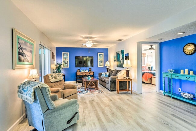 Building Photo - 572 Bellaire Dr Unit ID1385787P