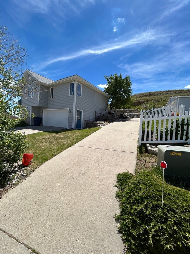 Photo - 2100 Poplar Dr
