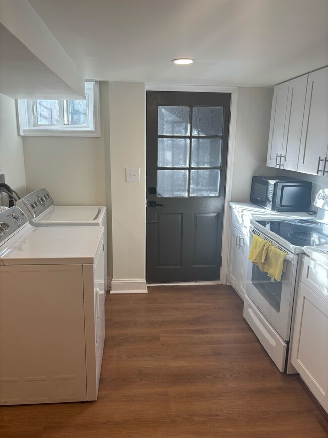 Outdoor Entrance/Exit - 1831 Deveron Rd