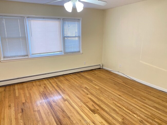 Photo - 10 E 10th St