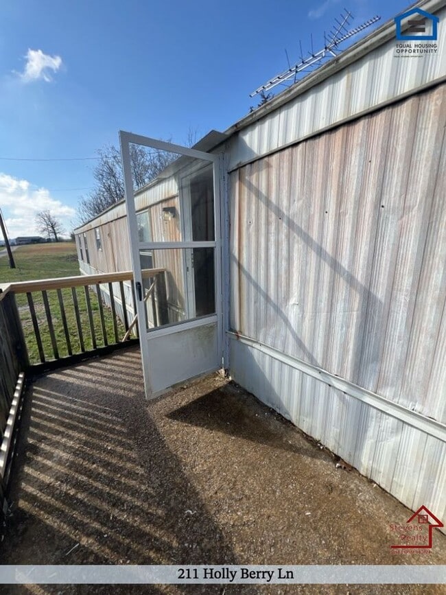 Photo - 211 Holly Berry Ln