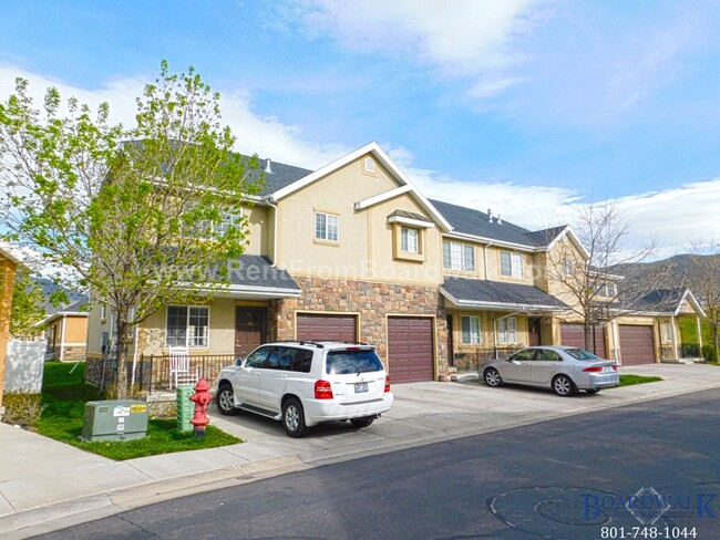 Beautiful 3 Bedroom Townhome End Unit in D... - Beautiful 3 Bedroom Townhome End Unit in D...