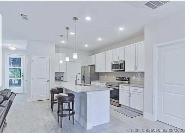 Photo - 951 Sareta St SE