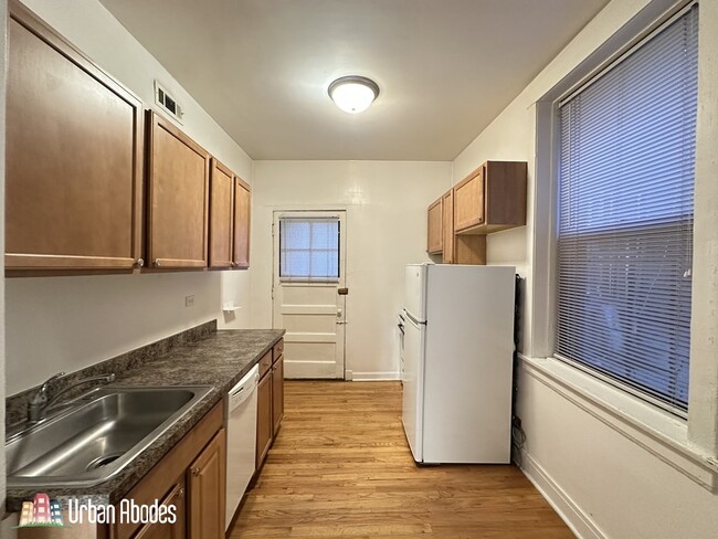 Building Photo - 4609 N Western Ave Unit A07W