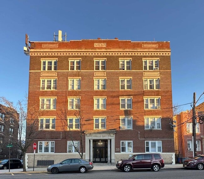 Woodcliff Court Apartments