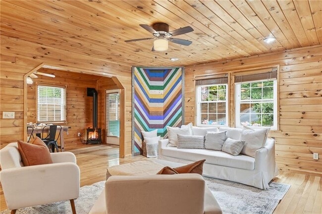 946 Laurel Cir