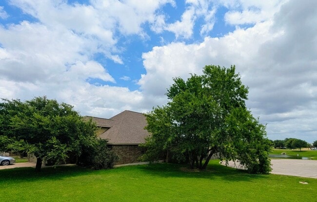 Photo - College Station - 3 bedroom / 2 bath- 2 car garage - fenced in back yard home in Creek Meadows