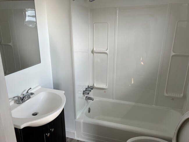 Bathroom - 518 Logan St Unidad 518