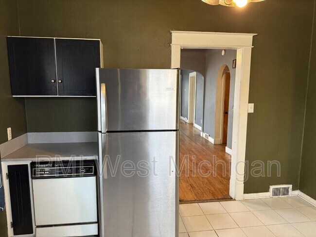 Photo - 865 Leonard St NW Unit A