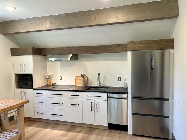 61 Cedar Pointe Lp