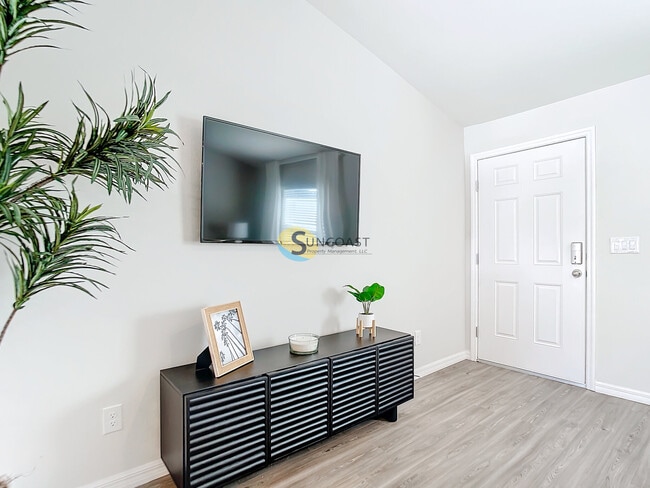 100 Port Royal Dr