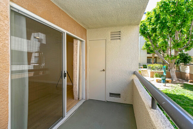 Balcón - 5525 Canoga Ave Unidad 113