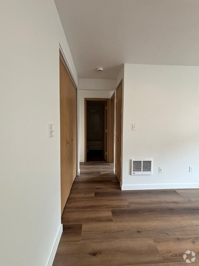 Building Photo - 1209 E 10th St Unit B Rental