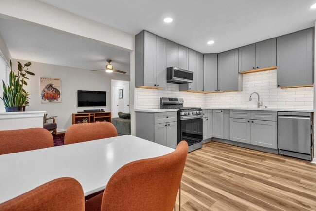 Building Photo - 1 bedroom in Chicago IL 60630 Unit 2NW