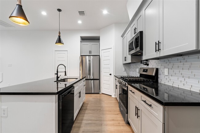 Building Photo - 2213 Lee St