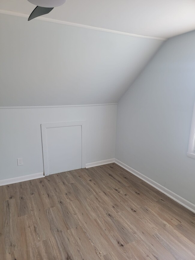 Building Photo - 16 W Linden Ave Rental