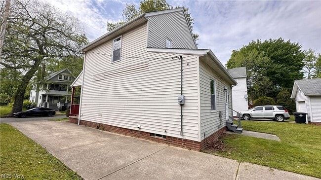 Photo - 571 E 115th St