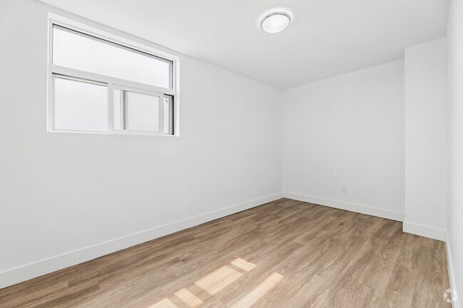 2BR, 1BA - 900SF - Bedroom