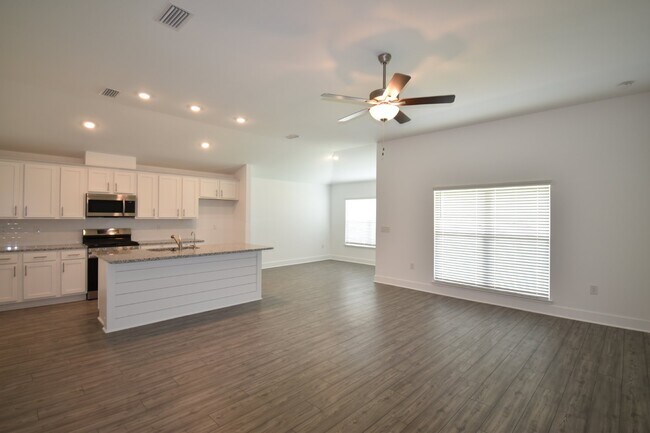Photo - "Charming 3 Bed, 2 Bath Home in Panama City, FL - Spacious and Inviting!"
