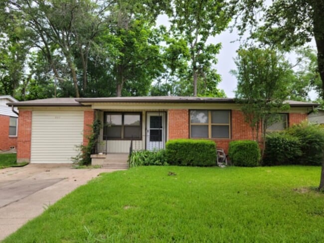 3 BEDROOM HOUSE - 3 BEDROOM HOUSE