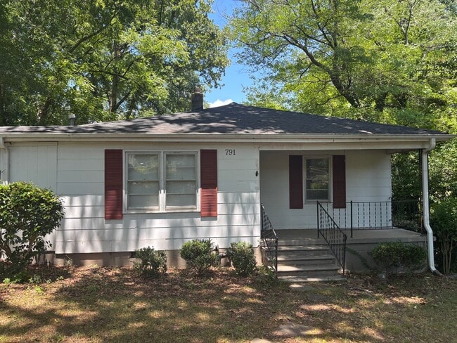 Building Photo - 3 Bedroom house newly renovated