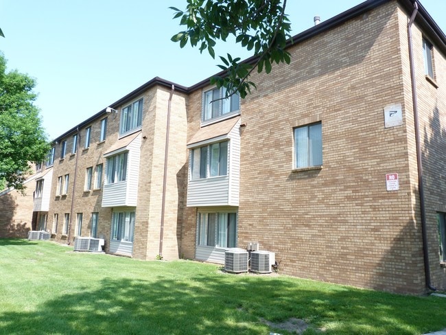 Castlewood Apartments - Castlewood Apartments