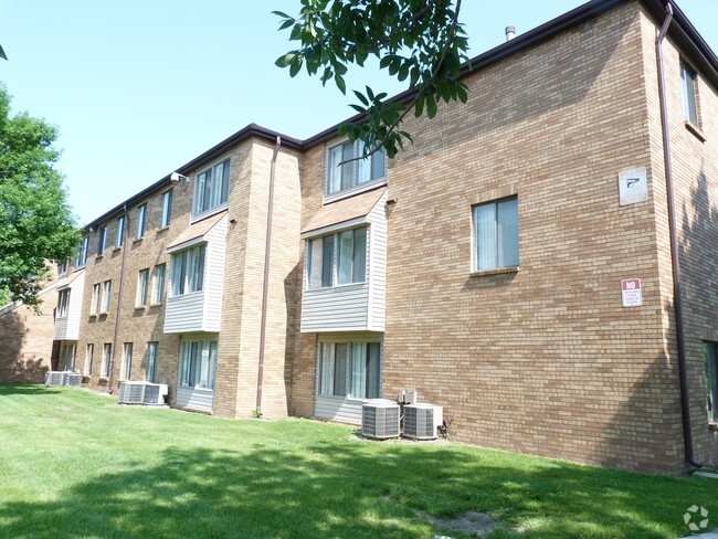 Building Photo - Castlewood Apartments