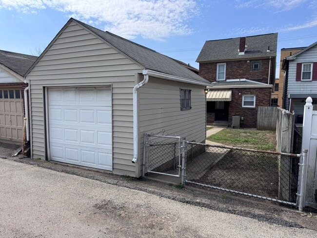 3211 Walnut St