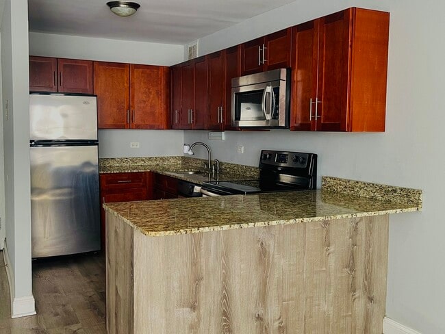 Building Photo - 655 W Irving Park Rd Unit 311