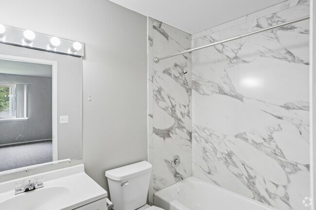 1BR, 1BA - 700SF - Bathroom