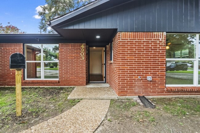 Photo - 4903 Mayflower St