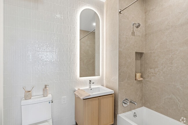 2BR, 2BA - 650SF - Bathroom