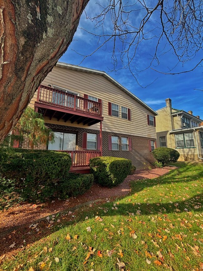 Building Photo - 442 S 18th St Unit 4