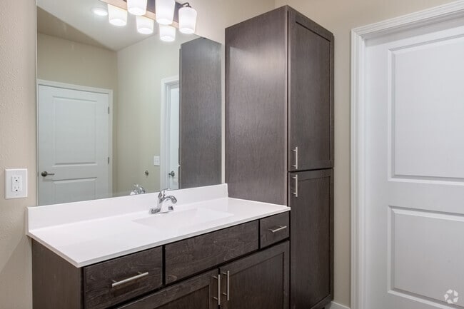 1BR, 1BA - 785SF
