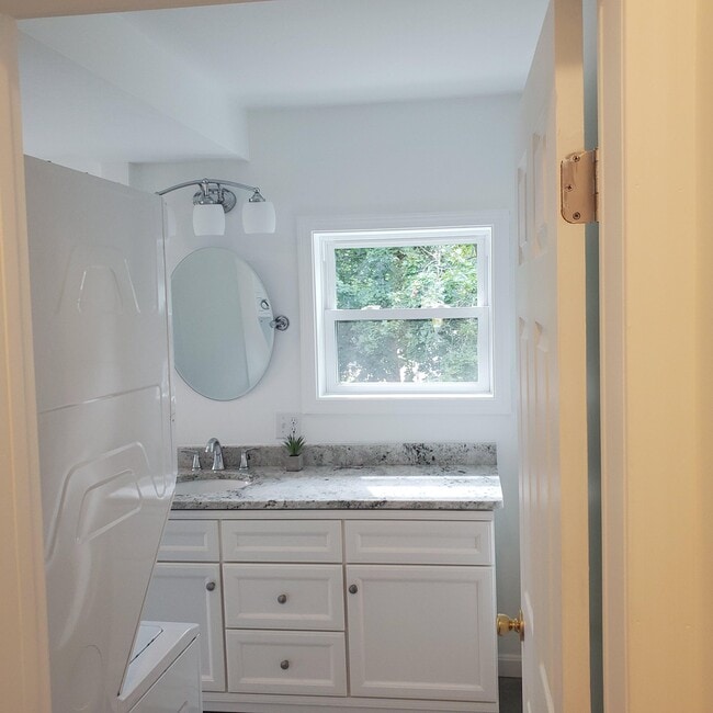 Bath with laundry - 55 S Leyden St Unit 2